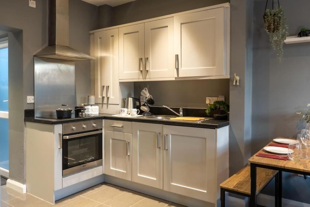 Vibrant City Centre Townhouse With Free Parking Rare Outdoor Patio 벨파스트 외부 사진